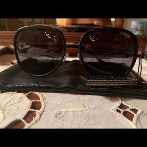 QUAY Needing Fame Black/Gold Sunglasses NWT w case